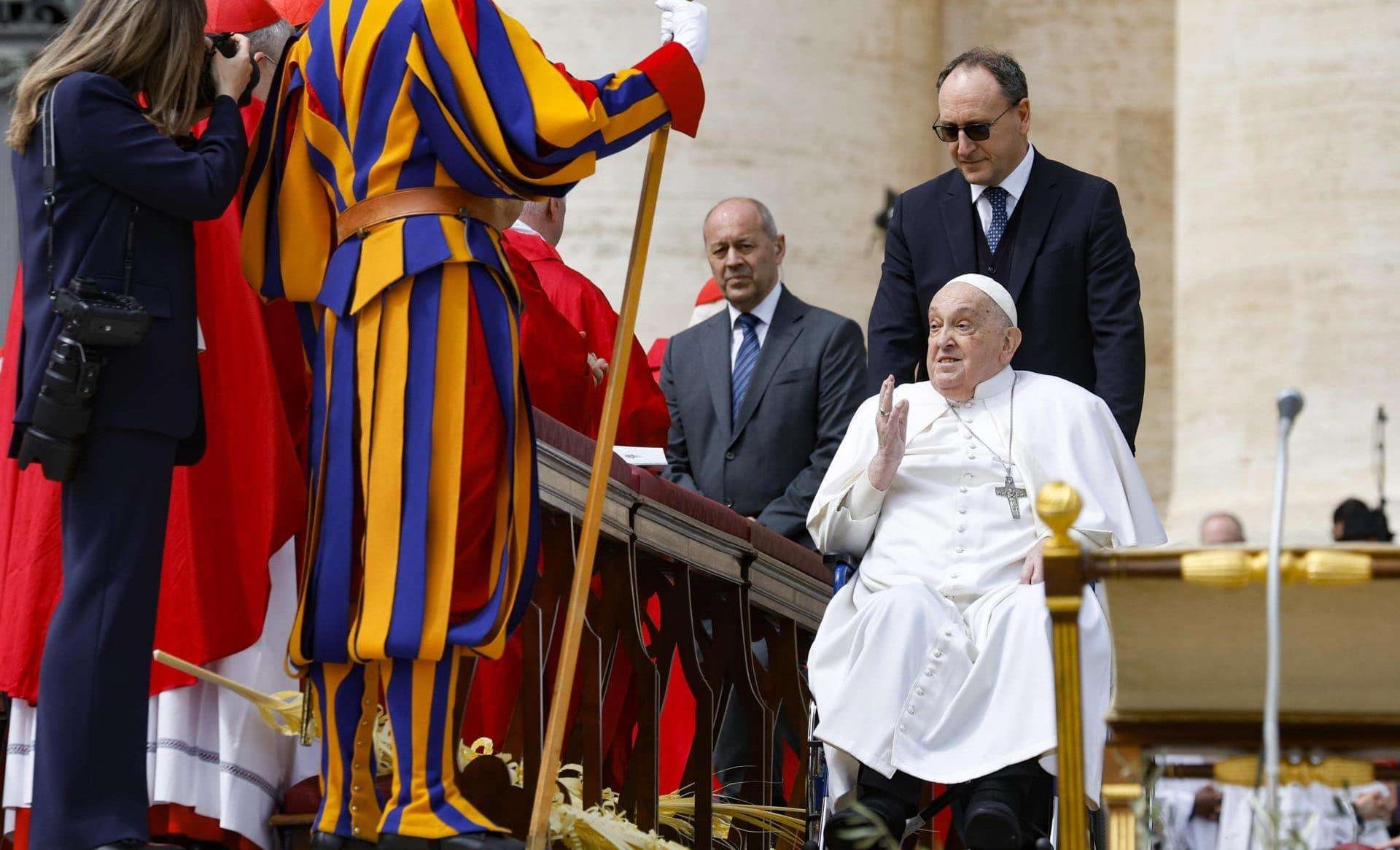 El papa Francisco aparece en la plaza de San Pedro en el Domingo de Ramos