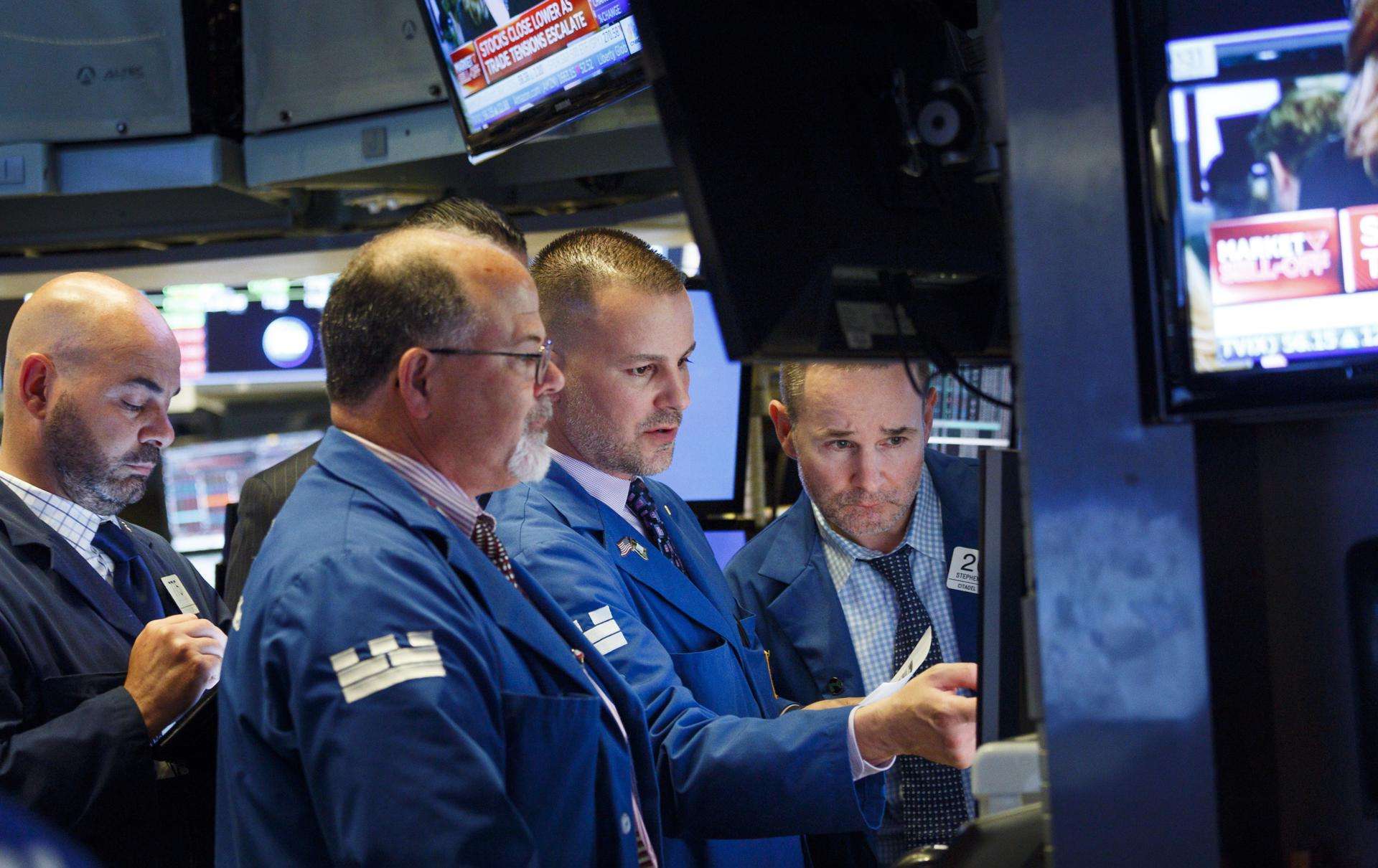 Wall Street reacciona a la baja tras cerrar la sesión al arancel global del 10 % de Trump