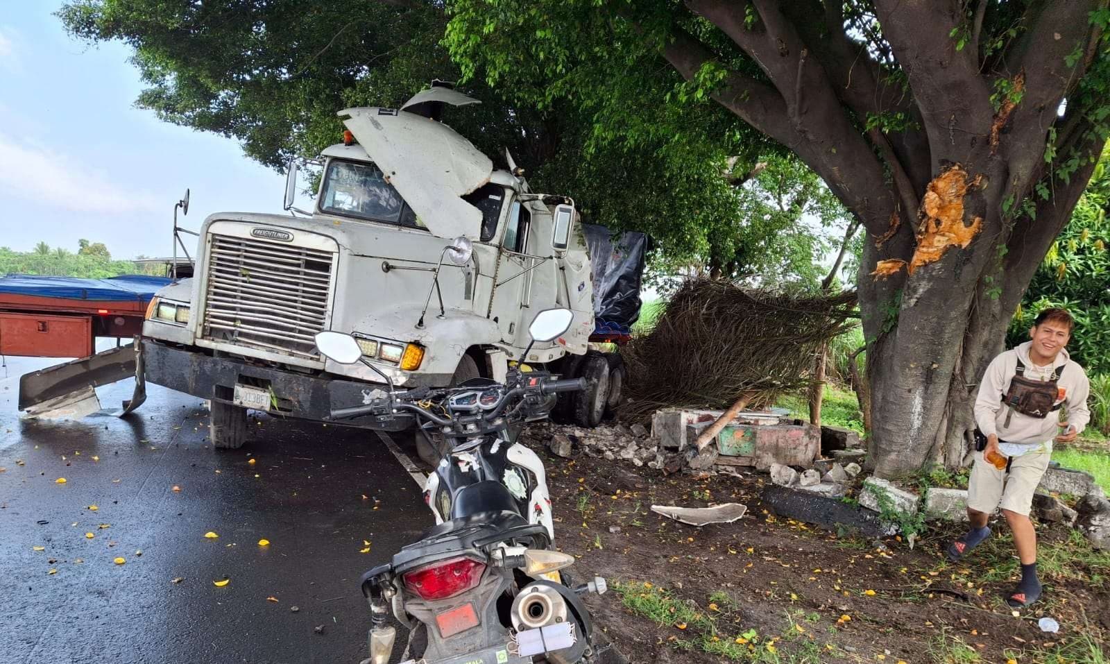 EN IMÁGENES | Accidente de tráiler en Siquinalá deja heridos y daños considerables