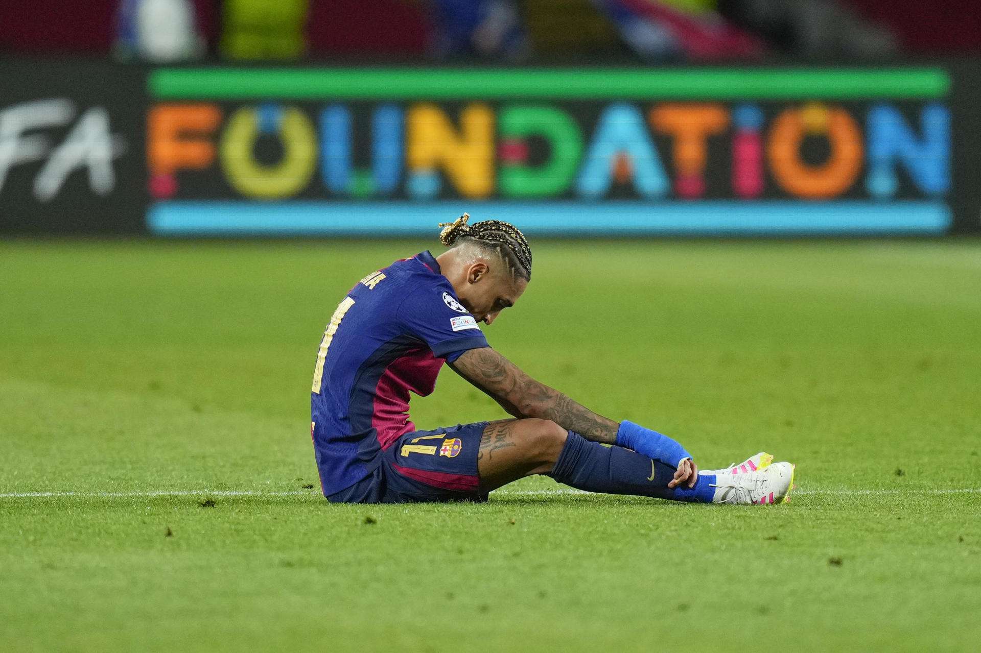 Raphinha: «Otra vez encajamos muchos goles en casa y es inaceptable»