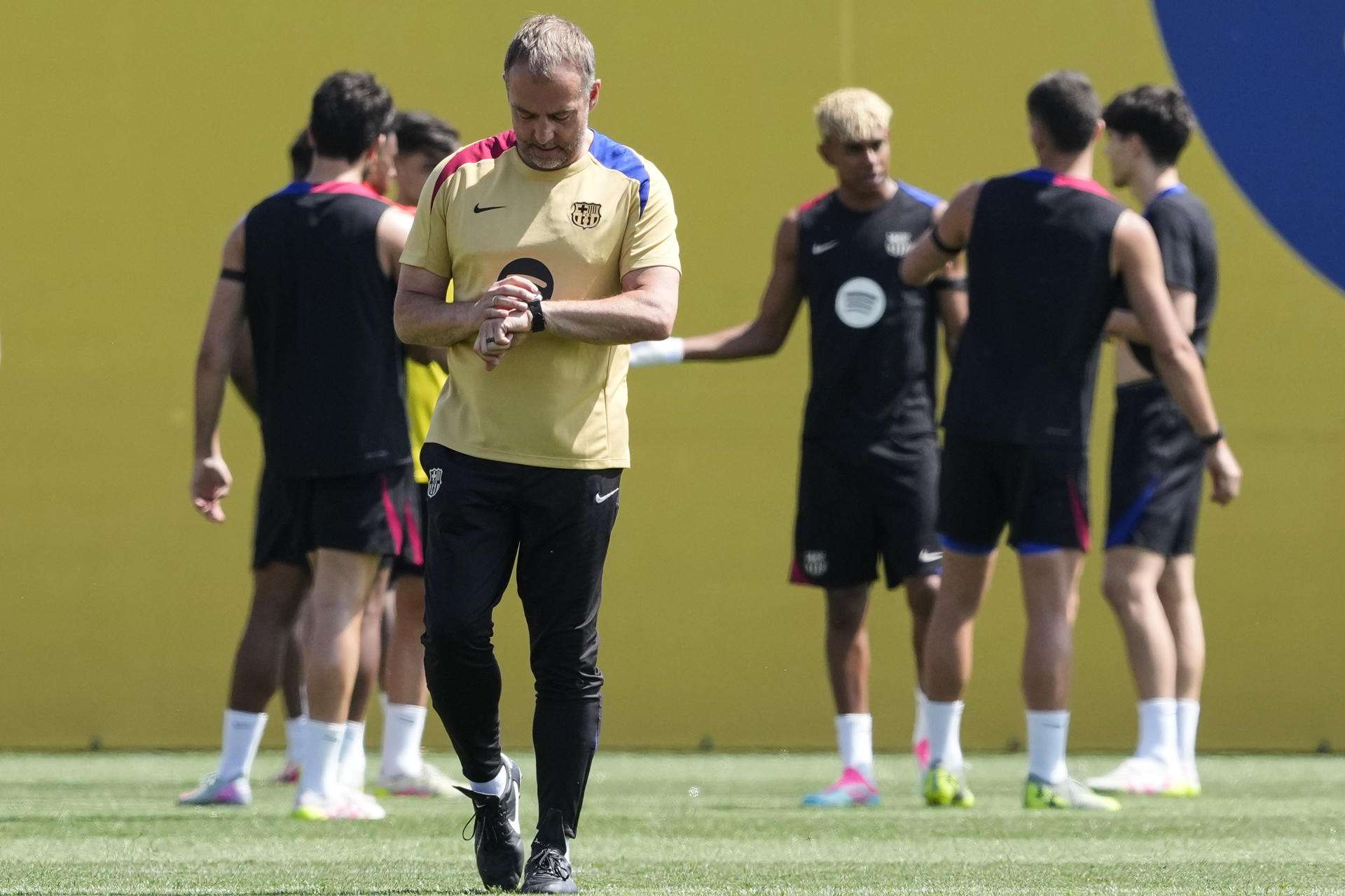 Flick: "No es una buena idea pensar en celebraciones; primero hay que ganar al Espanyol"