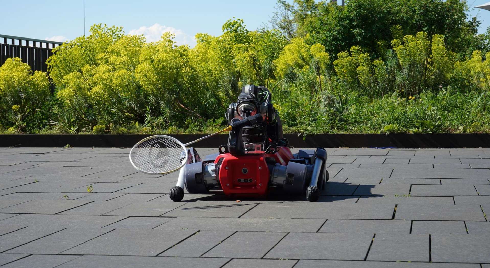 Logran que un robot juegue al bádminton con humanos y coordine percepción y movimiento