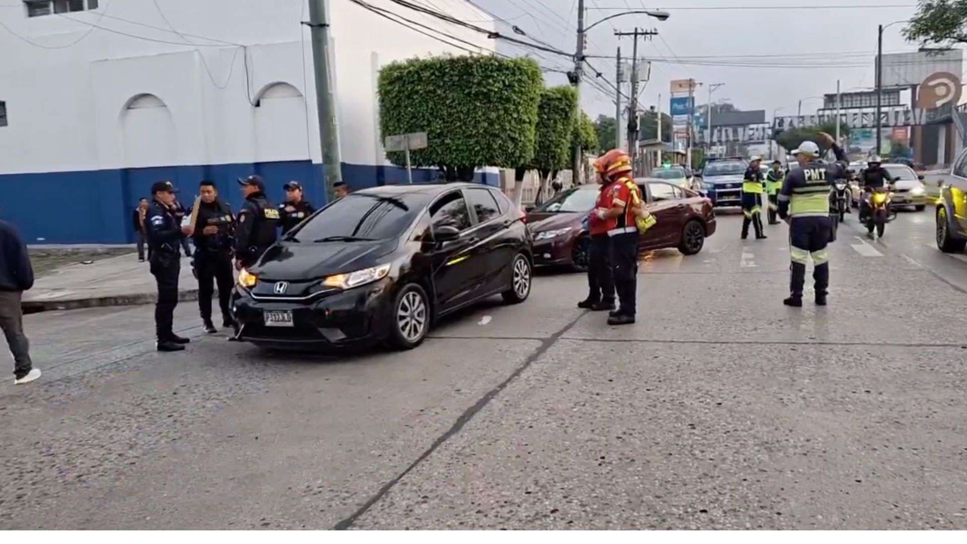 Vehículo con víctima de ataque armado genera fuerte carga vehicular en avenida Petapa