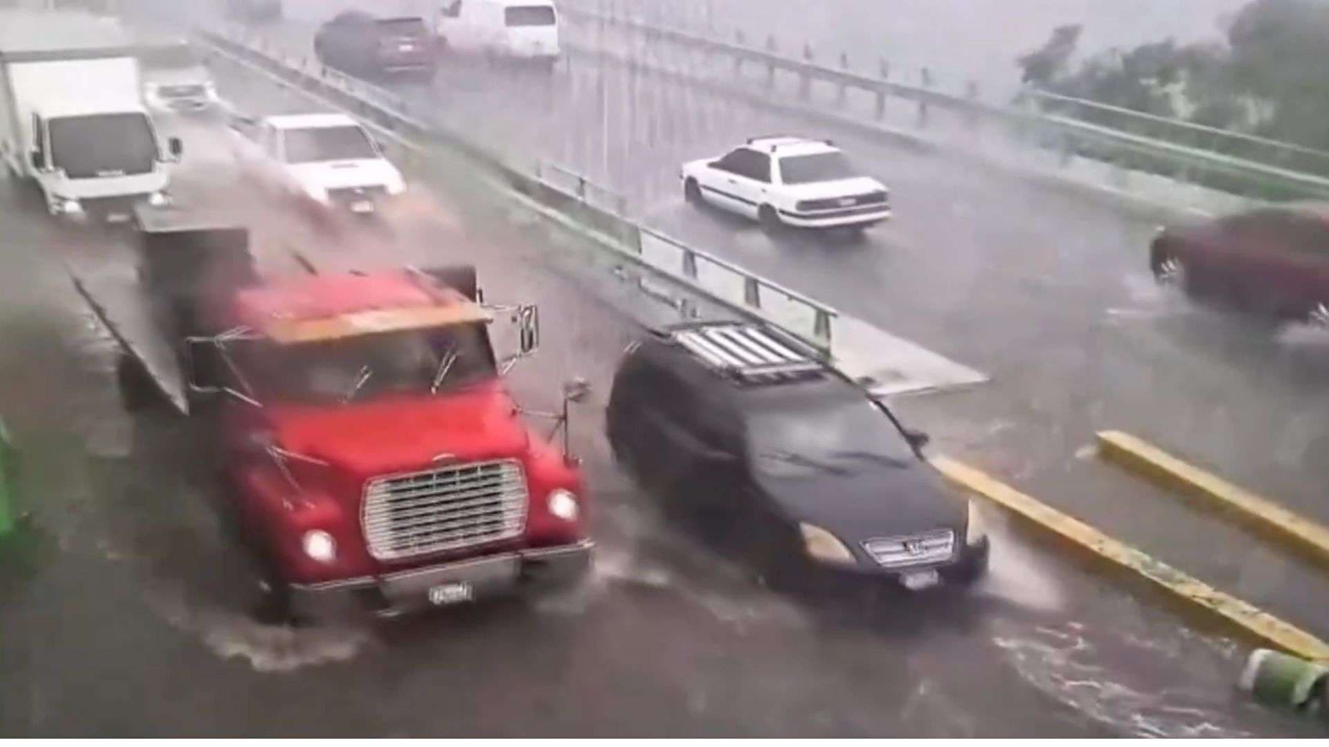¡Lluvia y árbol caído! Así colapsó la ruta en Ciudad San Cristóbal