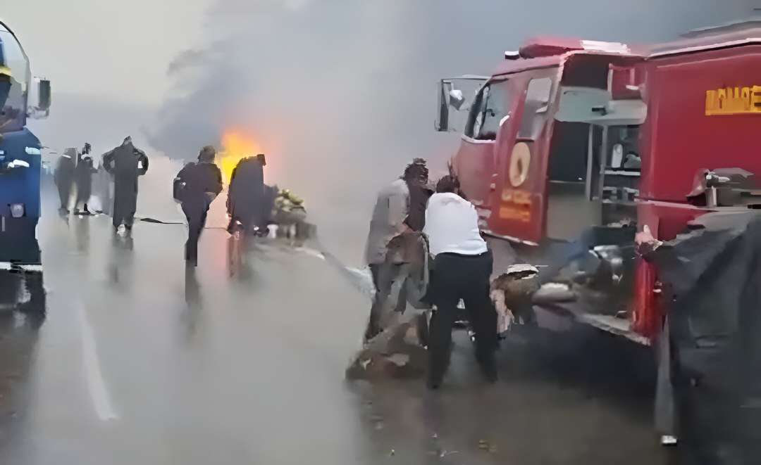 EN VIDEO | Cisterna se incendia en la VAS y complica el tránsito