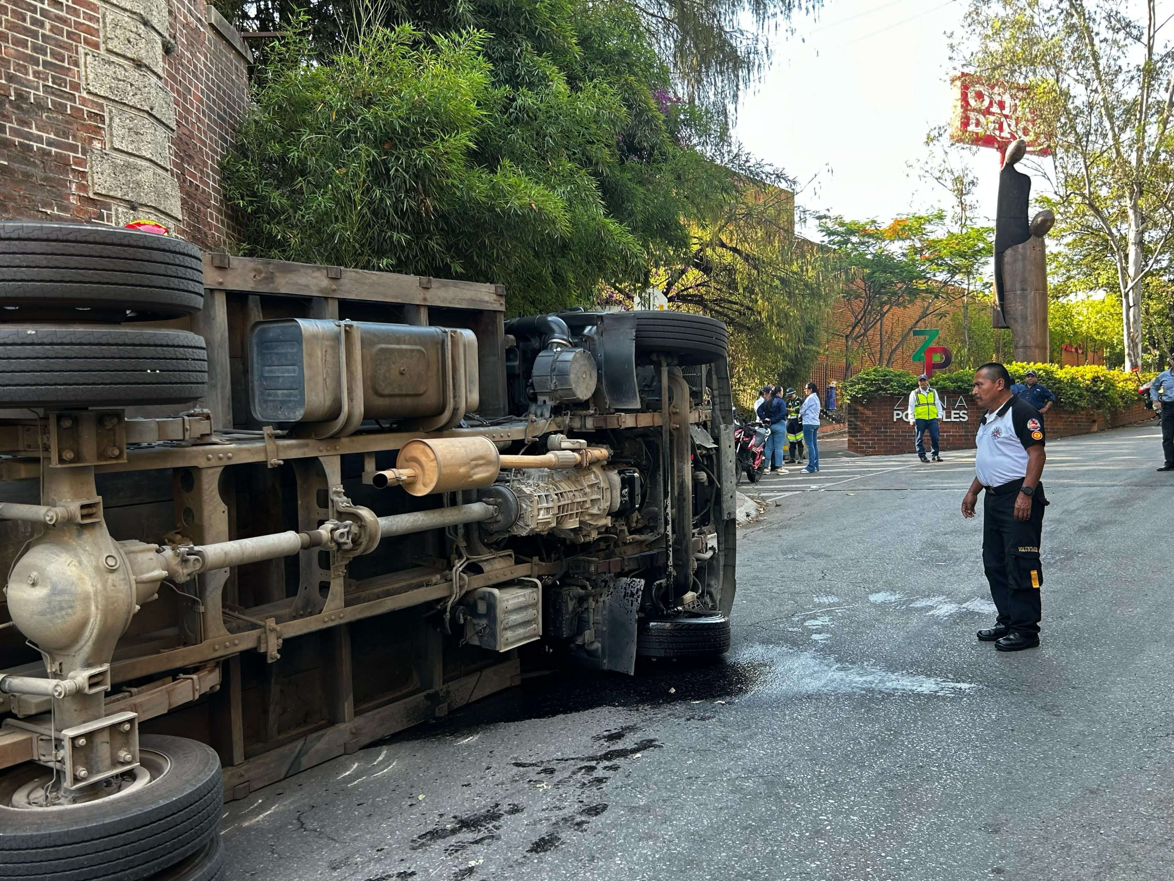 EN FOTOS | Militares resultan heridos tras vuelco de camión en zona 17