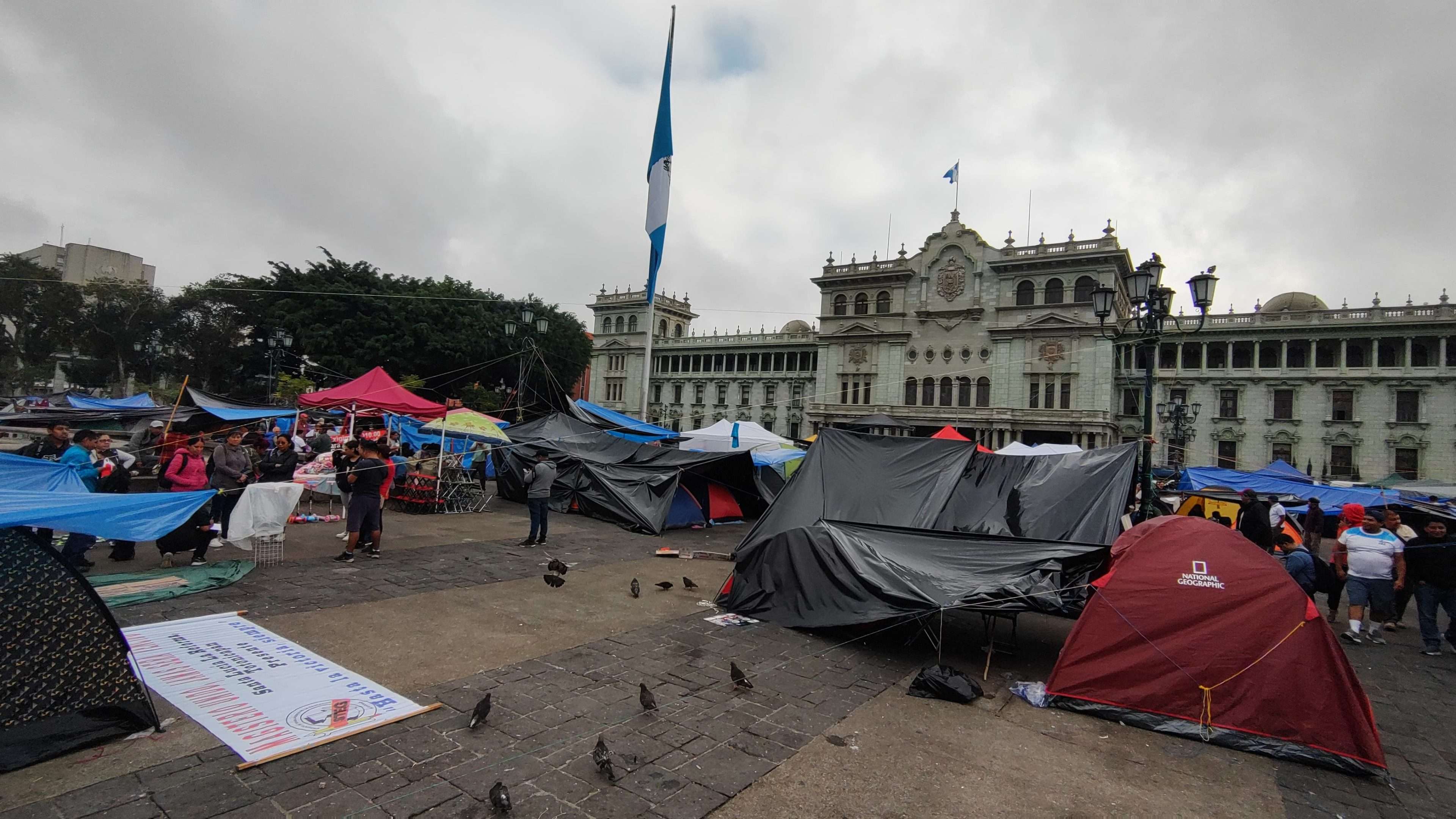 Plantón indefinido: Esto pide el STEG mientras pernocta frente al Palacio Nacional