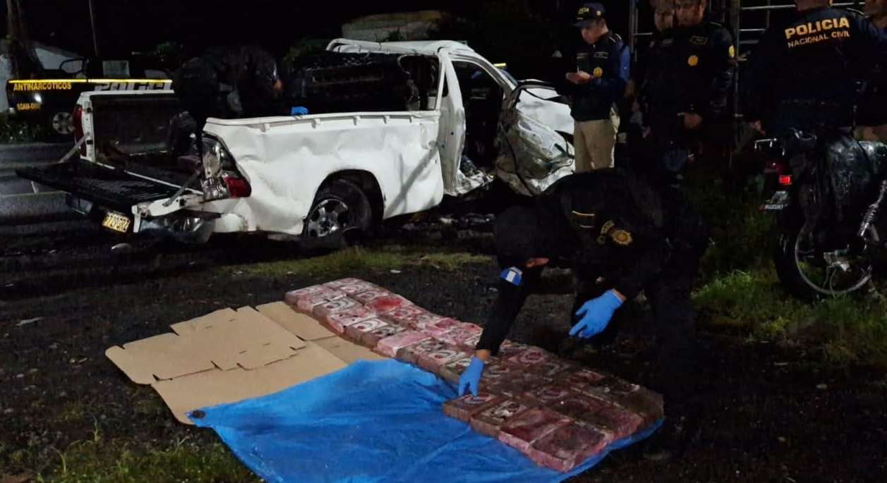 EN IMÁGENES | Descubren droga en picop accidentado, PNC revela detalles del hecho