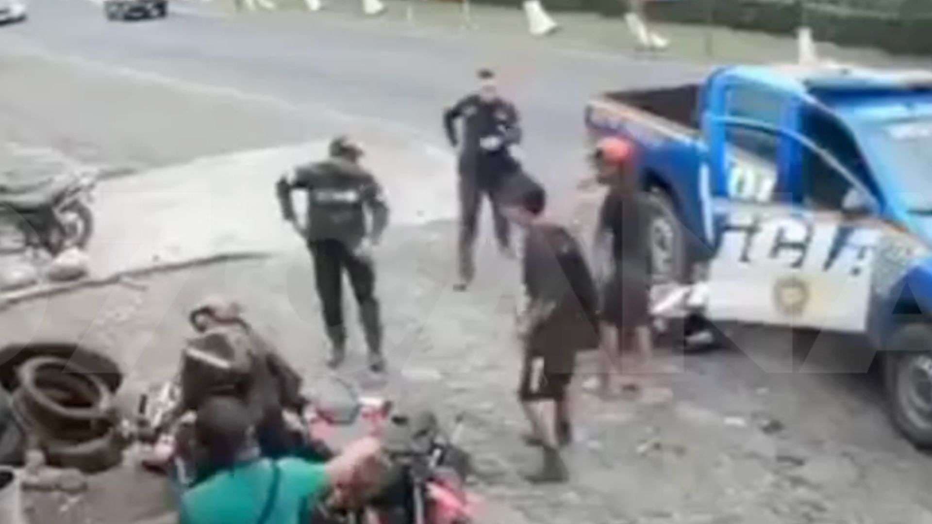EN VIDEO | ¡De película! Así terminó la fuga de dos motoristas tras atropellar a una niña