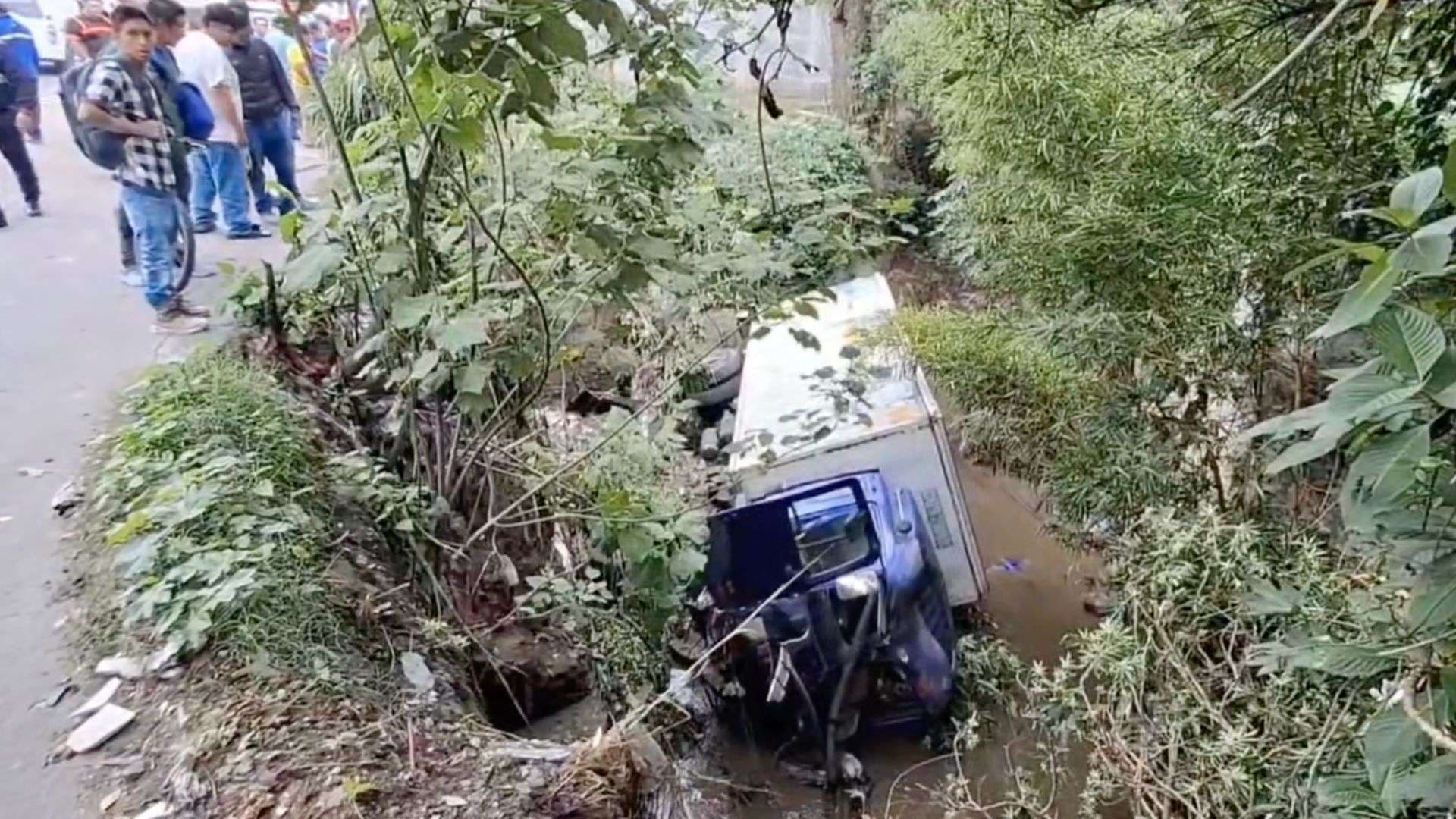 EN FOTOS | ¿Error humano o falla mecánica? Así acabó este camión en el río