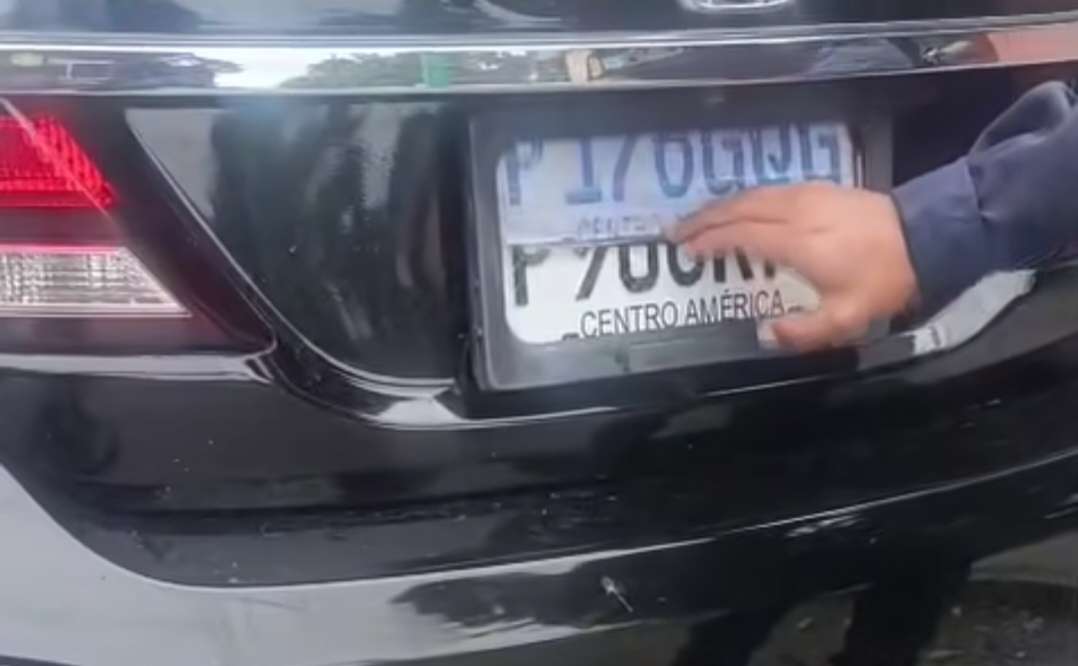 Dispositivo para cambiar placas de vehículo.