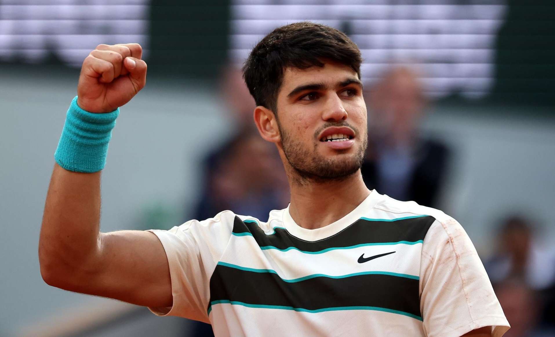 Alcaraz derrota a Sinner para mantener su fortín de Roland Garros