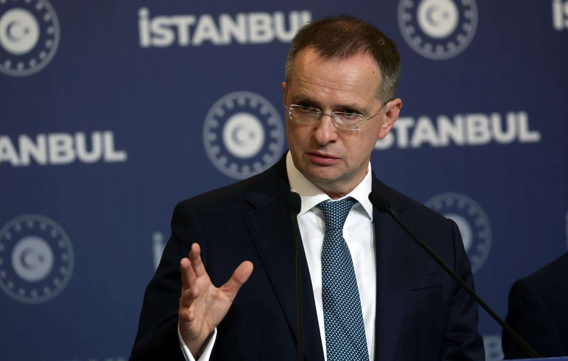 El jefe del equipo negociador ruso, Vladímir Medinski, al intervenir este miércoles, 23 de julio, durante una rueda de prensa, al final de la tercera ronda de negociaciones entre Rusia y Ucrania, países que llevan más de tres años en guerra, en Estambul (Turquía). EFE/Erde, Sahim