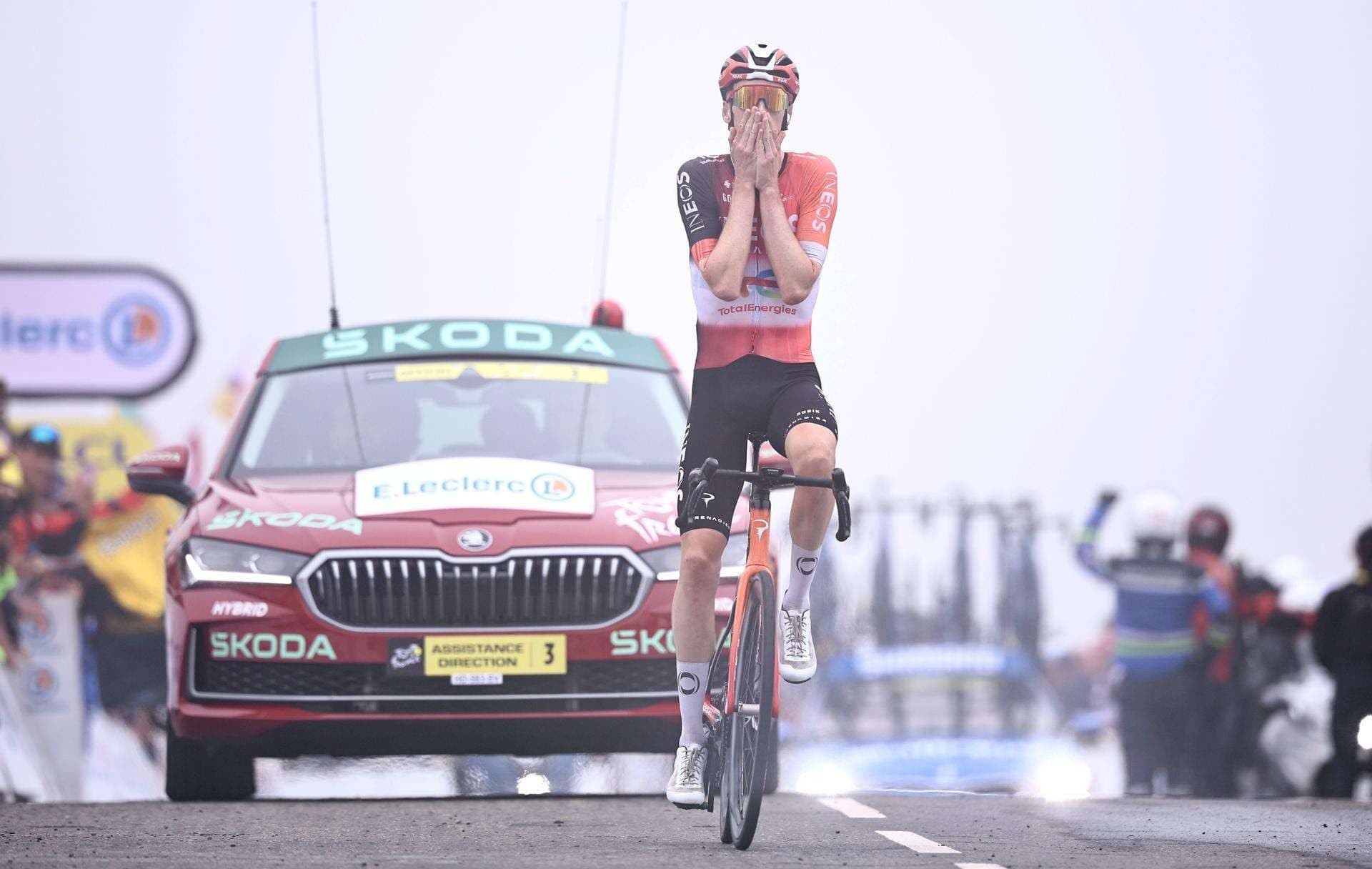 El neerlandés Thymen Arensman, del equipo INEOS Grenadiers,celebra la victoria en el Col de Peyresourde durante la 14 etapa del Tour de Francia entre Pau y Luchon-Superbagneres, Francia. EFE/EPA/MARTIN DIVISEK