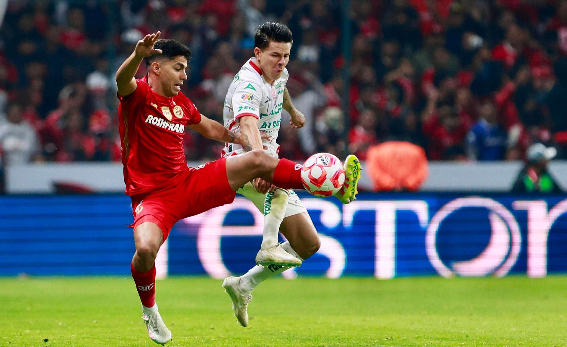 El campeón Toluca vence al Necaxa de Fernando Gago, en el Apertura del fútbol mexicano