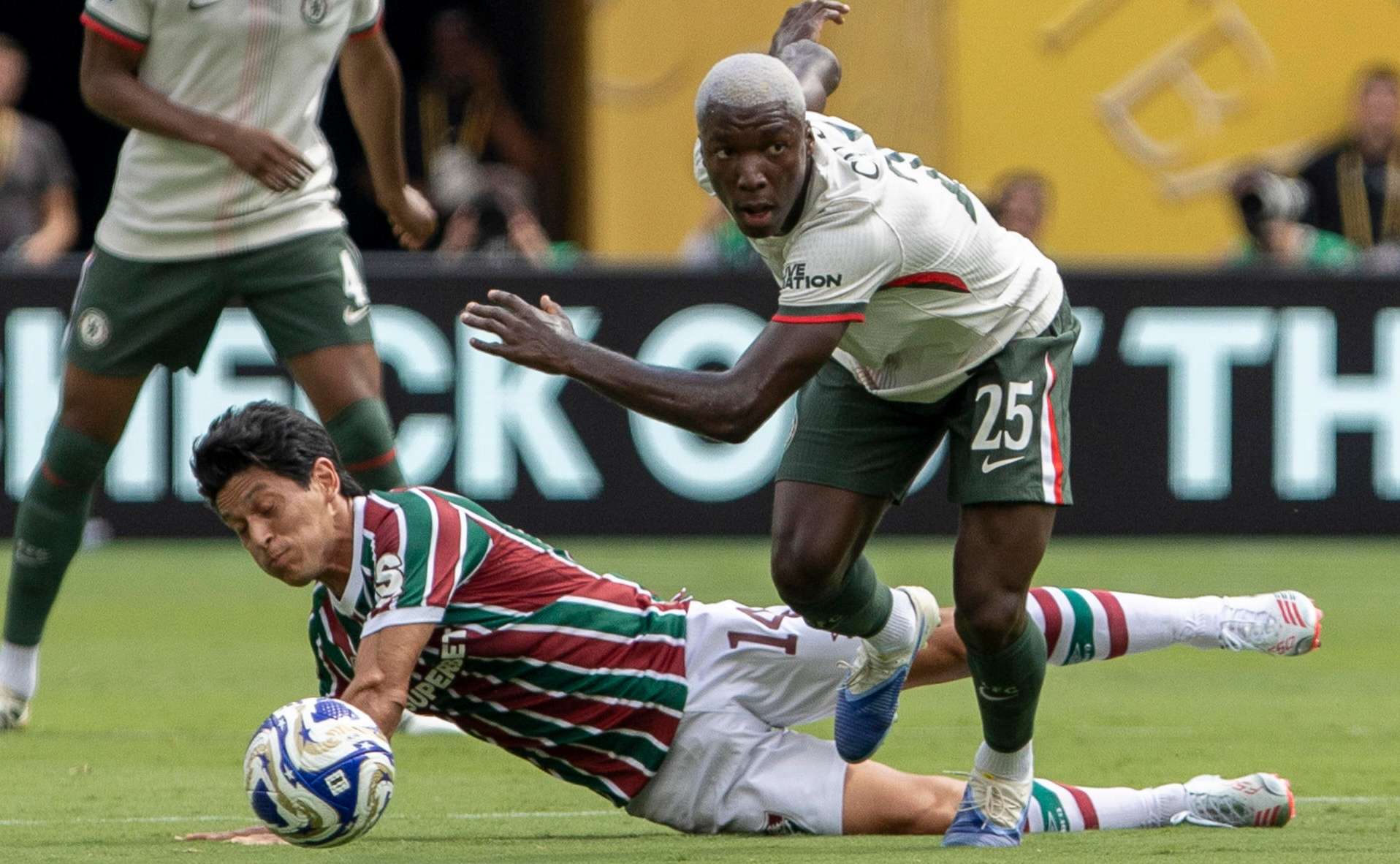 Germán Cano (i), de Fluminense, disputa un balón con Moisés Caicedo, de Chelsea, durante un partido del Mundial de Clubes entre Fluminense y Chelsea en el estadio MetLife de Nueva York (Estados Unidos). EFE/ Ángel Colmenares