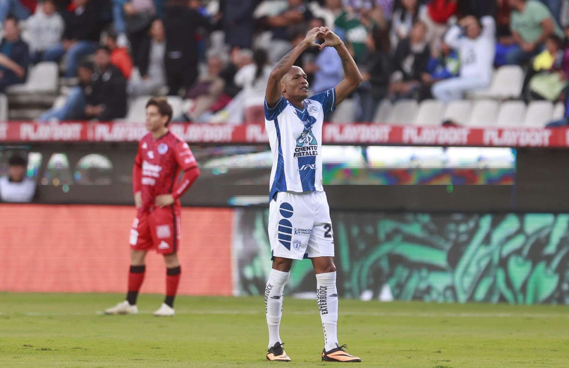 El colombiano Luis Quiñones, de Pachuca, convirtió un gol para darle a su club el triunfo por 1-0 sobre el Mazatlán en el estadio Hidalgo. EFE/David Martínez Pelcastre