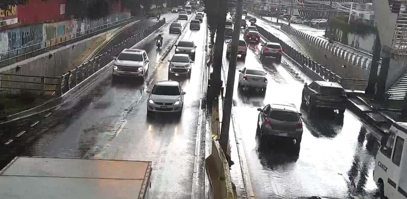 ¡Precaución! Lluvia complica el paso en varios puntos de la ciudad