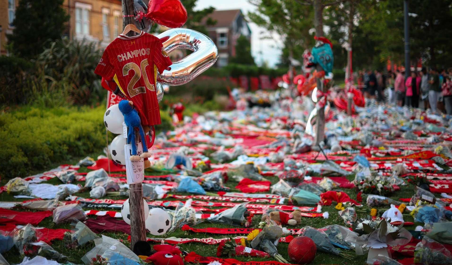 EN VIDEO | Un mar de bufandas rojas emerge en Anfield para recordar a Diogo Jota