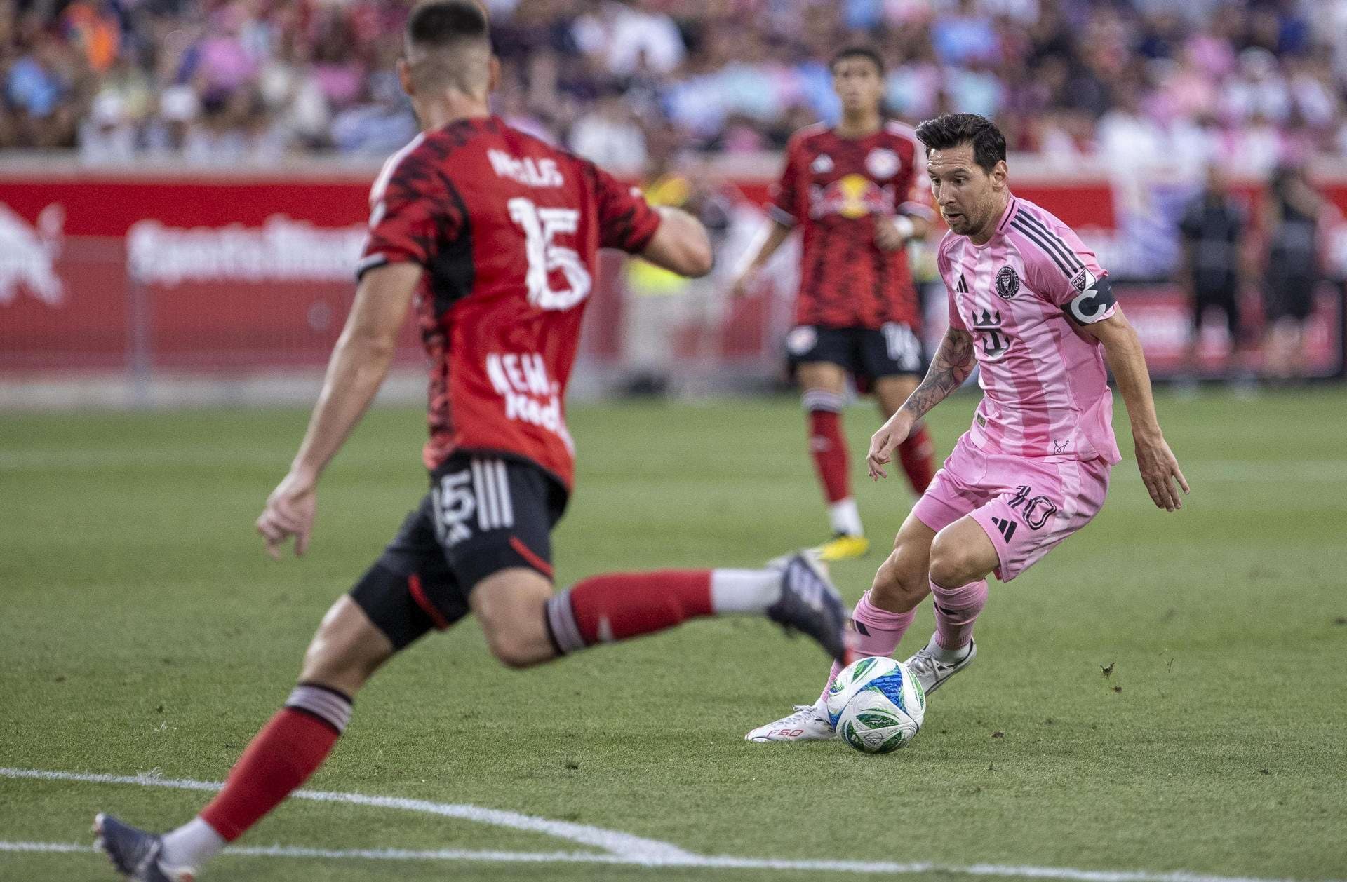 Lionel Messi, con dos goles y una asistencia, fue el artífice de la goleada este sábado por 1-5 de Inter Miami en la cancha del New York Red Bulls, el Red Bull Arena de New Jersey. EFE/ Angel Colmenares