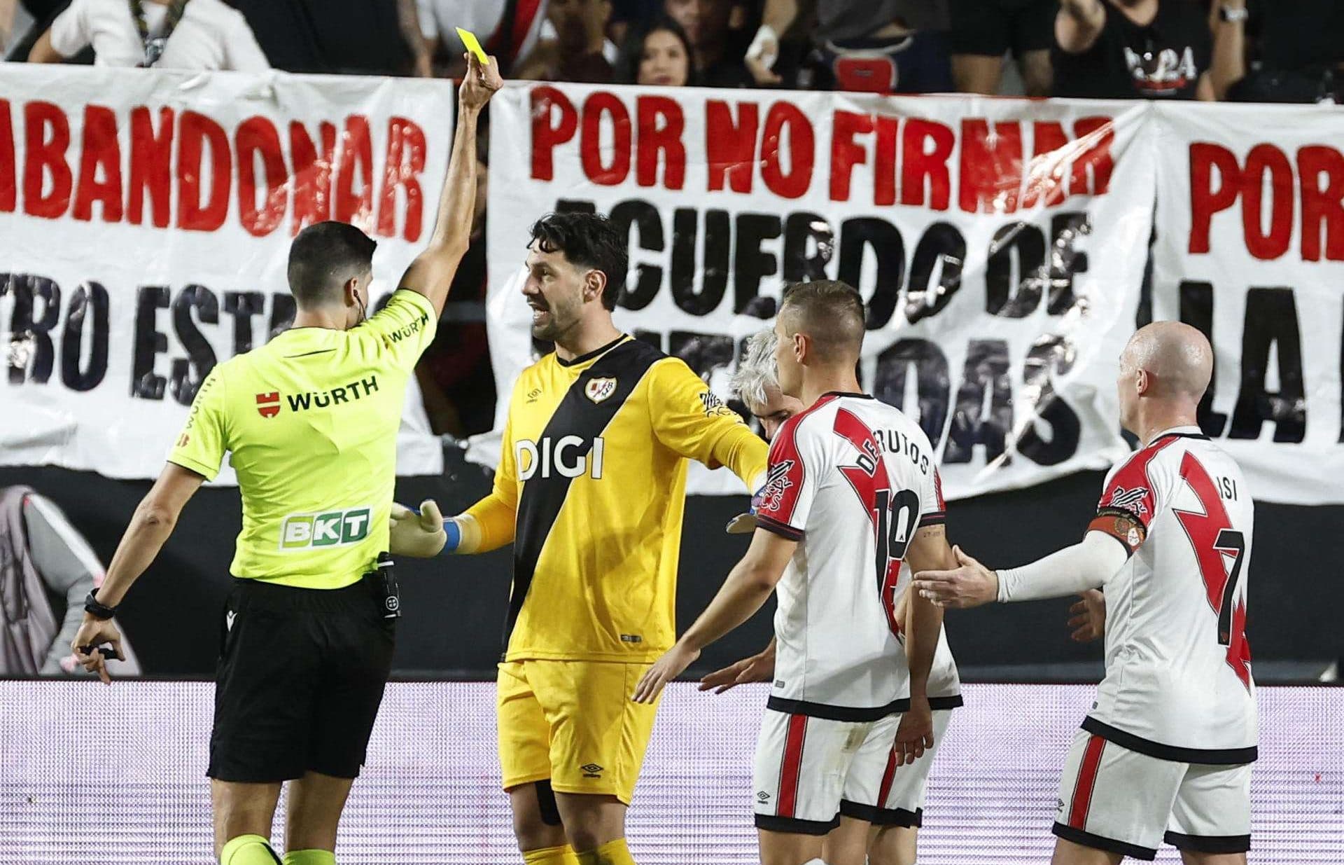 Tarjeta amarilla al guardameta del Rayo Augusto Batalla por protestar el penalti pitado a favor del FC Barcelona durante el partido de la tercera jornada de LaLiga entre el Rayo Vallecano y el FC Barcelona, este domingo en el estadio de Vallecas. EFE/ Chema Moya