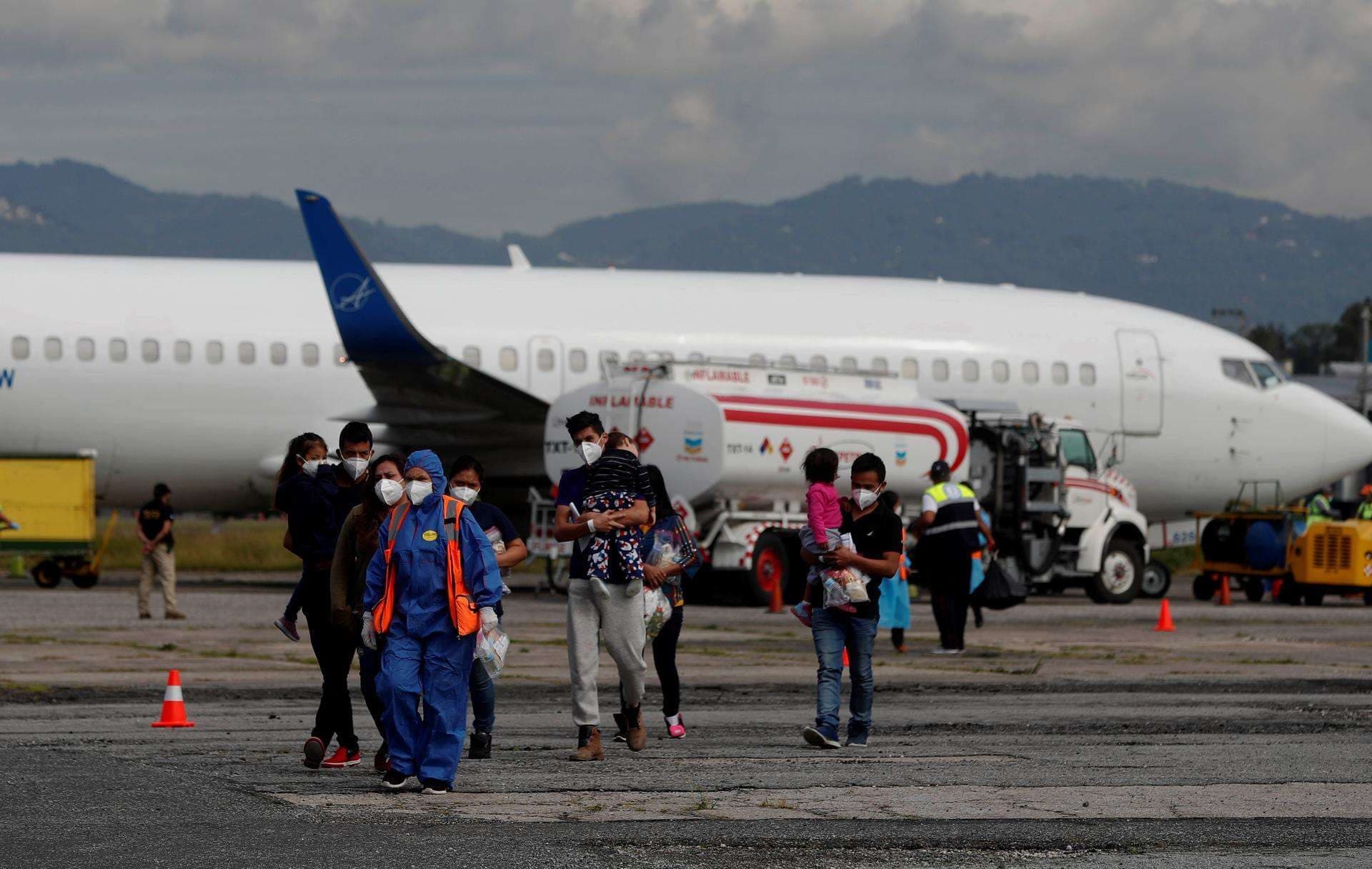 Fotografía de archivo de un vuelo de deportación de guatemaltecos desde Estados Unidos. EFE/ Esteban Biba