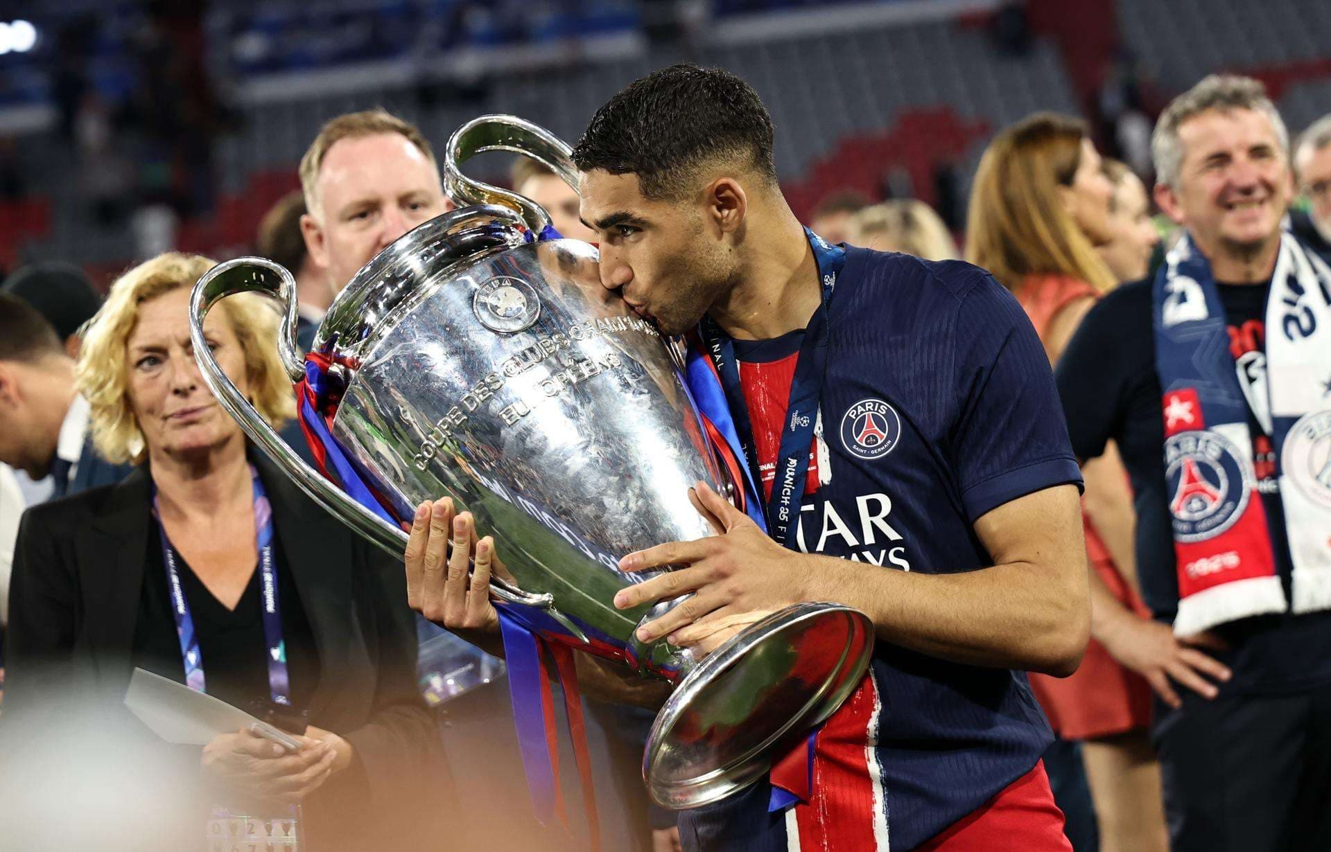 Achraf Hakimi, del PSG celebra la victoria en Múnich (Alemania) EFE/EPA/FILIP SINGER