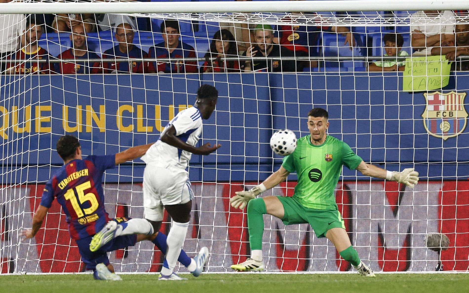El guardameta del FC Barcelona Joan García (d) detiene un balón durante el encuentro correspondiente a la 60.ª edición del Trofeo Joan Gamper que FC Barcelona y Como 1907 jugaron el pasado 10 de agosto 2025 en el estadio Johan Cruyff. Foto de archivo de: Quique García/EFE.