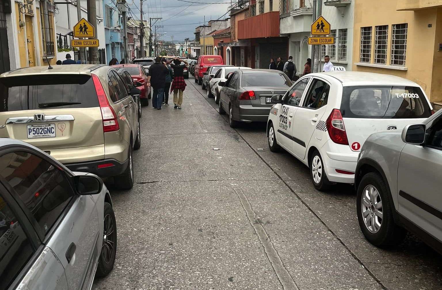 Carros parqueados en la zona 1 capitalina. Foto: @acevedofutsal10.
