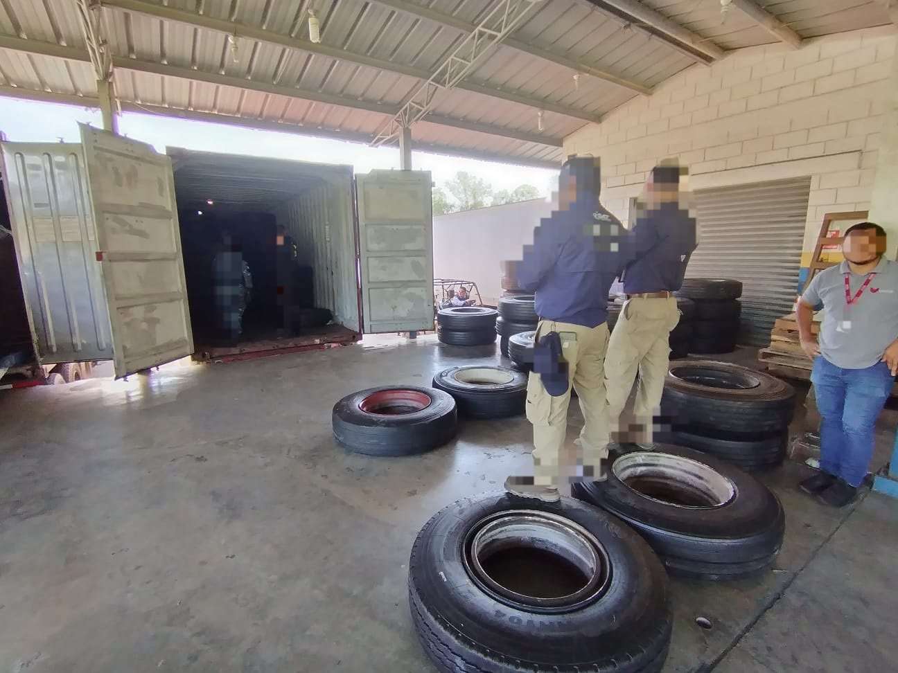 ¿Mercancía irregular? Camión “vacío” termina con millonario decomiso