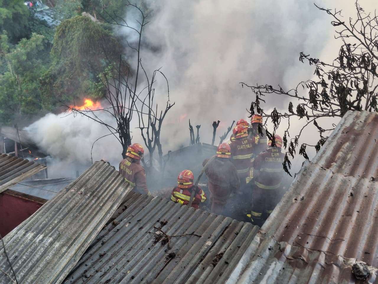 Última hora | Incendio declarado consume al menos cinco casas