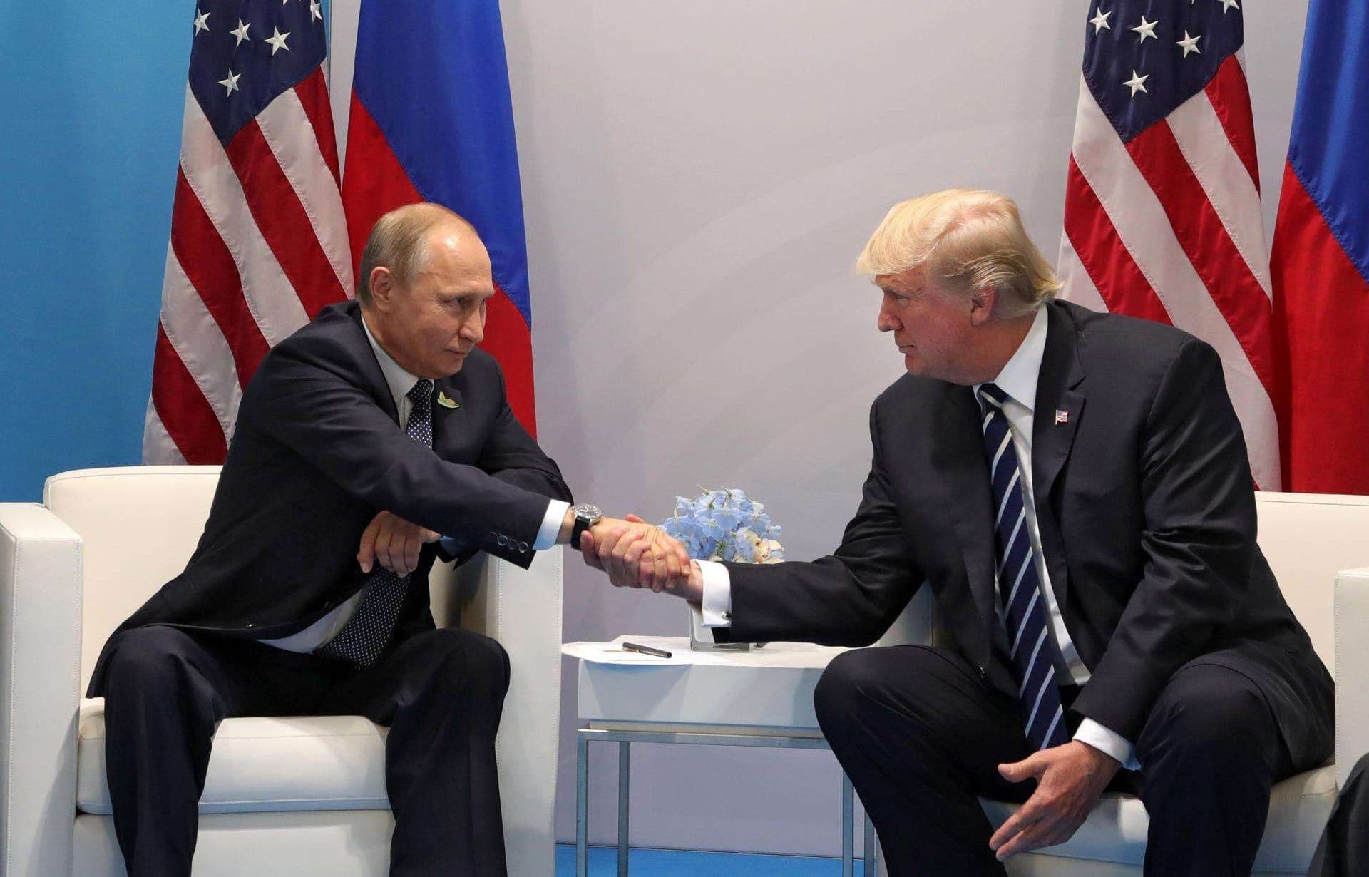 El presidente estadounidense, Donald Trump, y el presidente ruso, Vladímir Putin, se estrechan la mano, en una imagen de archivo. EFE/MICHAEL KLIMENTYEV / SPUTNIK / KREMLIN POOL
