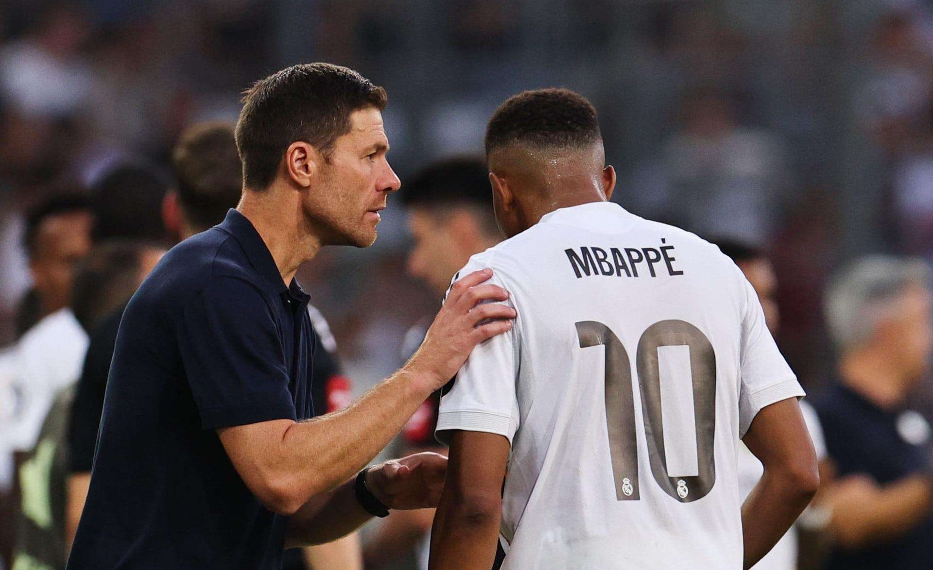 El entrenador del Real Madrid, Xabi Alonso dialoga con Kylian Mbappe. EFE/EPA/ANNA SZILAGYI