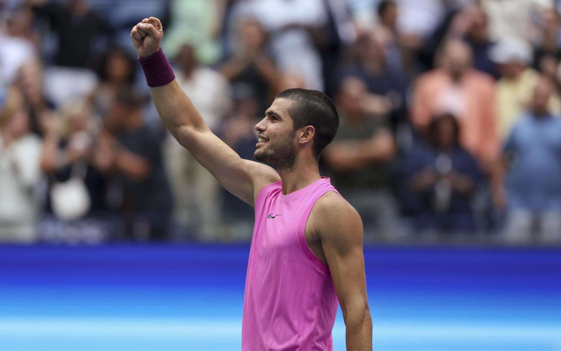 El tenista español Carlos Alcaraz reacciona tras ganar su partido contra Novak Djokovic, de Serbia, durante las semifinales del Abierto de Tenis de EE. UU., en el Centro Nacional de Tenis Billie Jean King de la USTA en Flushing Meadows, este viernes, en Nueva York (Estados Unidos). EFE/ Sarah Yenesel