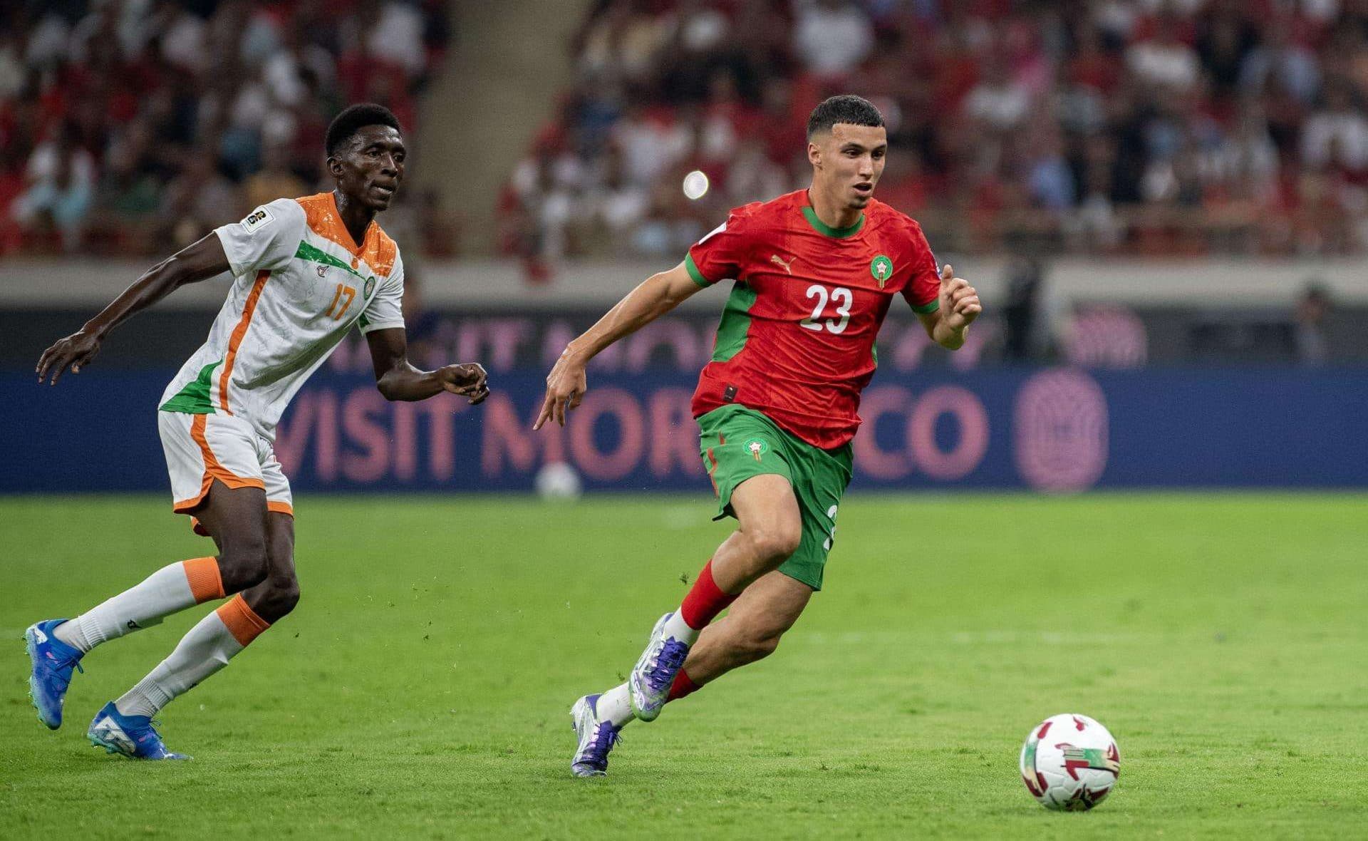 El marroquí Bilal El Khannous (d) en acción contra Mohamed Abdourahmane de Níger durante el partido de clasificación para la Copa Mundial de la FIFA entre Marruecos y Níger, en Rabat, Marruecos. EFE/EPA/JALAL MORCHIDI