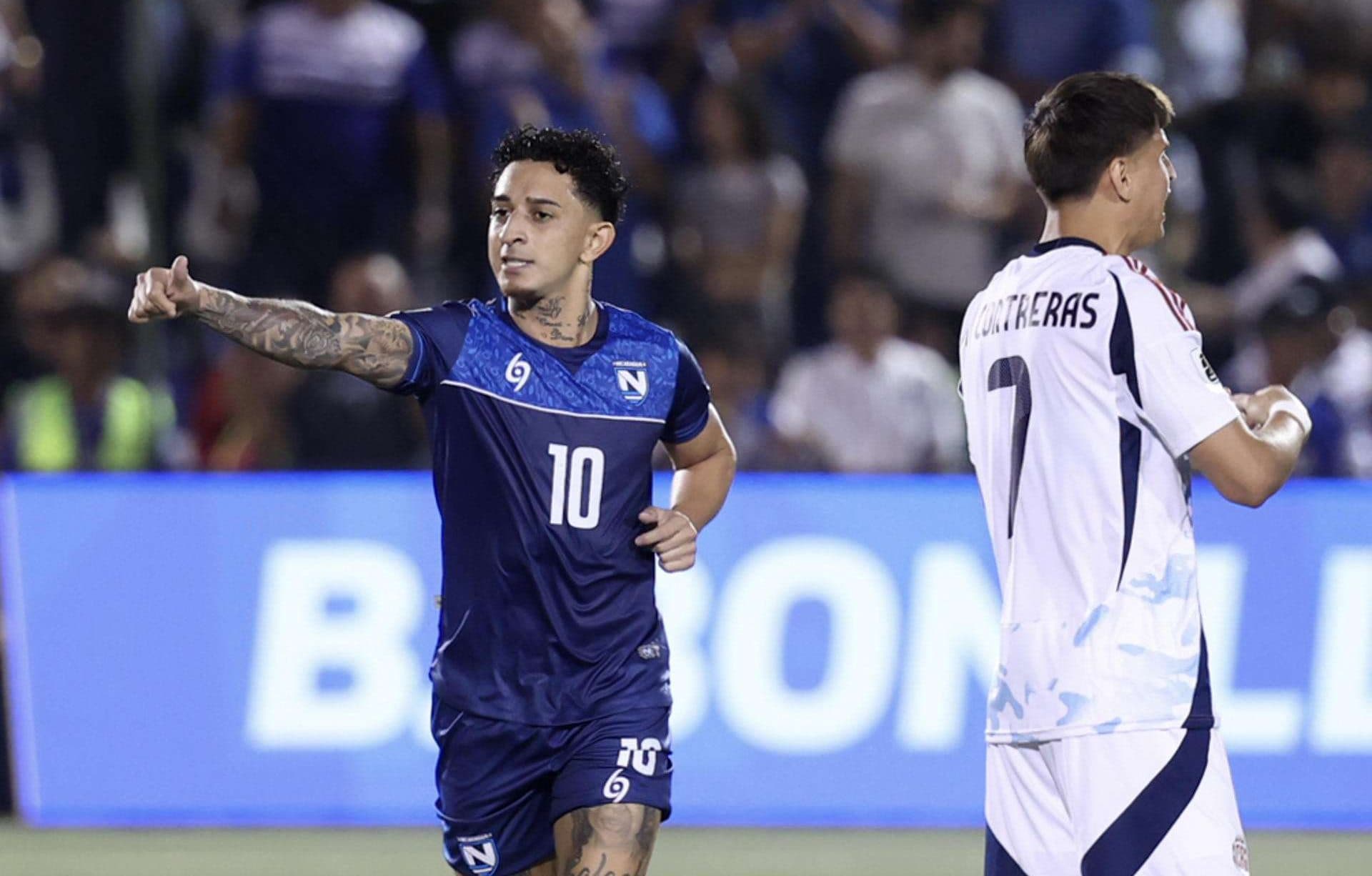 Byron Bonilla (i), de Nicaragua, celebra un gol en un partido por la clasificación de Concacaf para la Copa Mundial de Fútbol entre Nicaragua y Costa Rica en el estadio Nacional de Fútbol, en Managua (Nicaragua). EFE/ STR