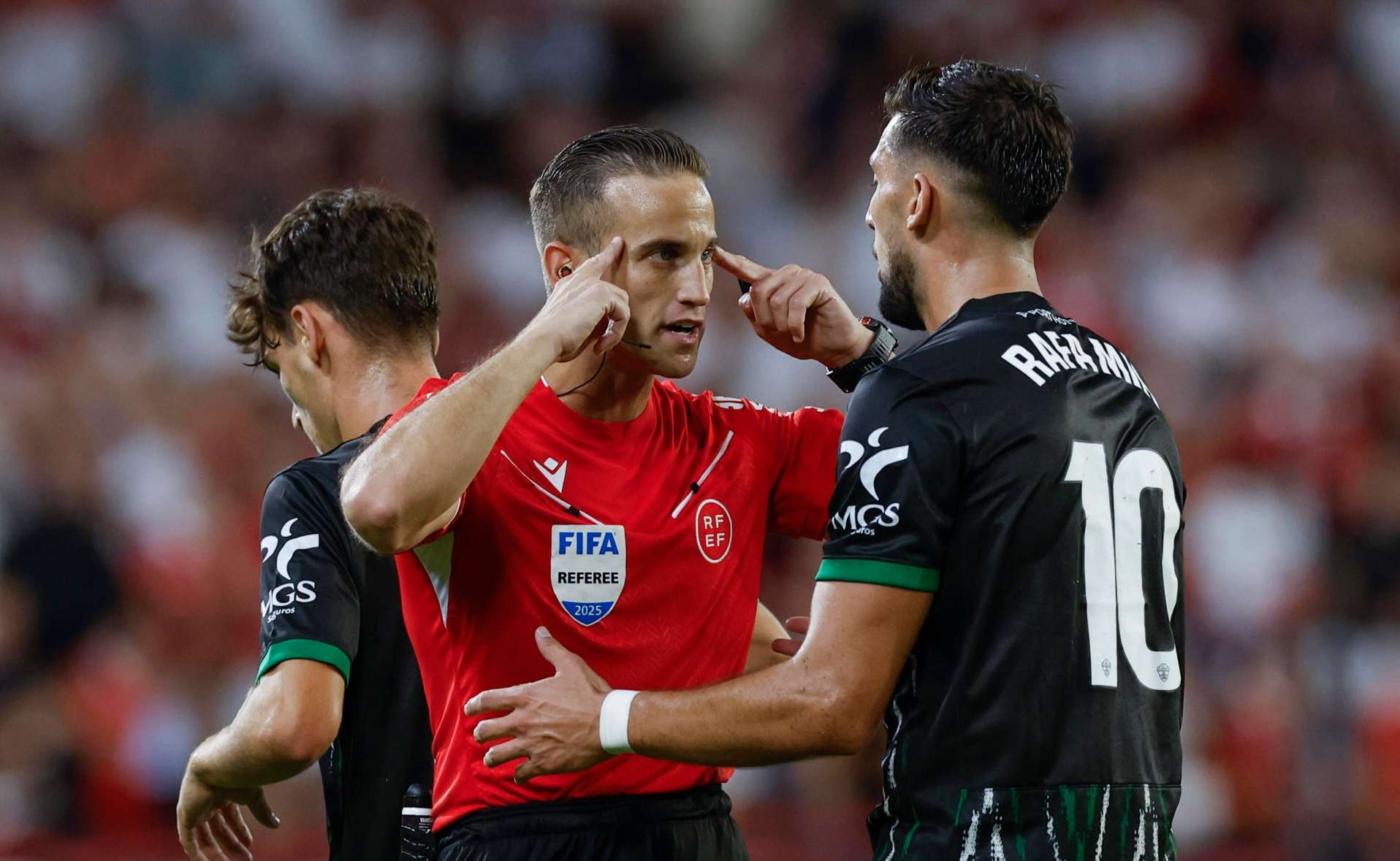 LaLiga denuncia cánticos ofensivos contra Rafa Mir, Raúl Asencio y Sergi Darder