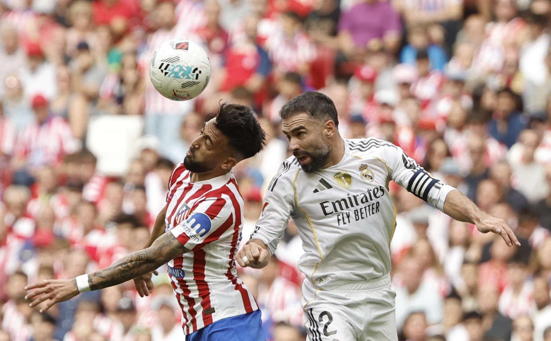 El delantero argentino del Atlético de Madrid Nico González (i) pelea un balón ante el lateral del Real Madrid Dani Carvajal durante el partido de liga entre el Real Madrid y el Atlético de Madrid que se disputó en el estadio Riyadh Air Metropolitano. EFE/SERGIO PÉREZ