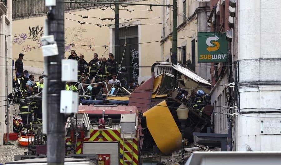Lisbon (Portugal), 03/09/2025.- Al menos quince personas murieron y otras 18 resultaron heridas, de las que cinco se encuentran en estado grave, después de que el Ascensor de Gloria (Elevador de Glória), un conocido funicular turístico en el centro de Lisboa, descarrilara este miércoles, informaron las autoridades. EFE/EPA/MIGUEL A. LOPES