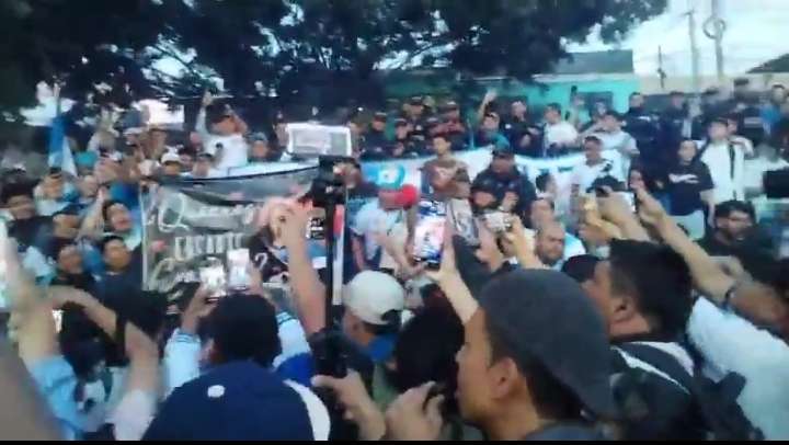 EN VIDEO | Sorpresiva propuesta de matrimonio afuera del Cementos Progreso