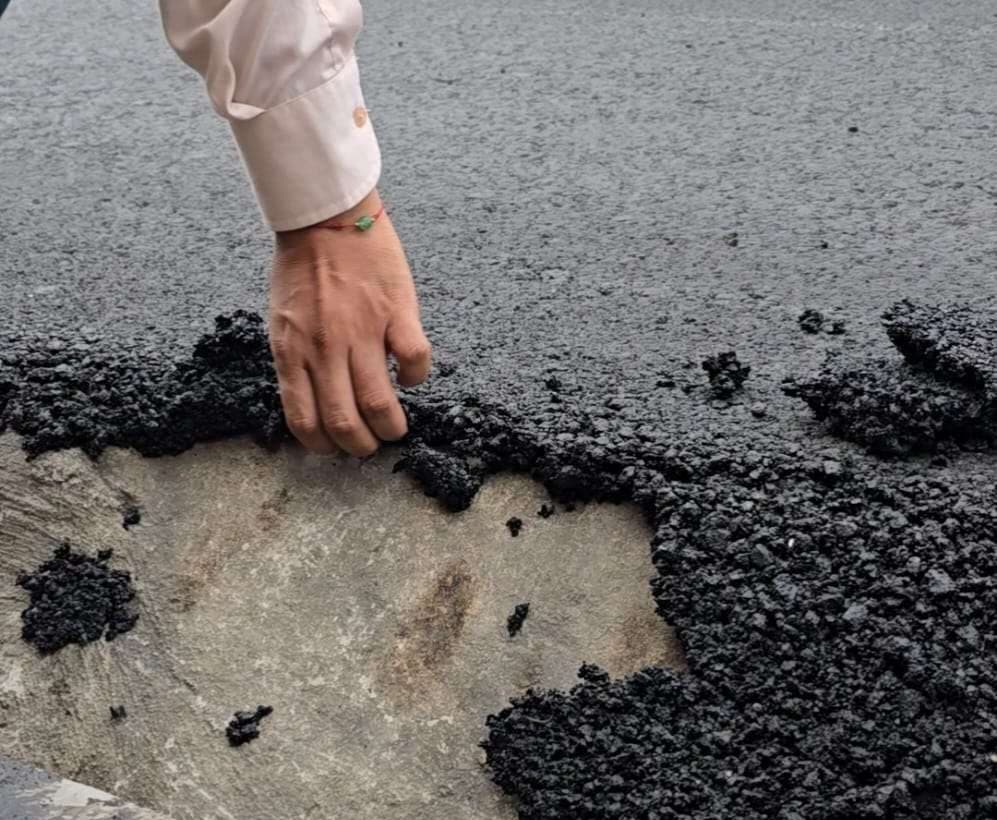 ¡Con las manos! Así se levanta el asfalto de la calle Martí mientras funcionarios municipales evaden citación