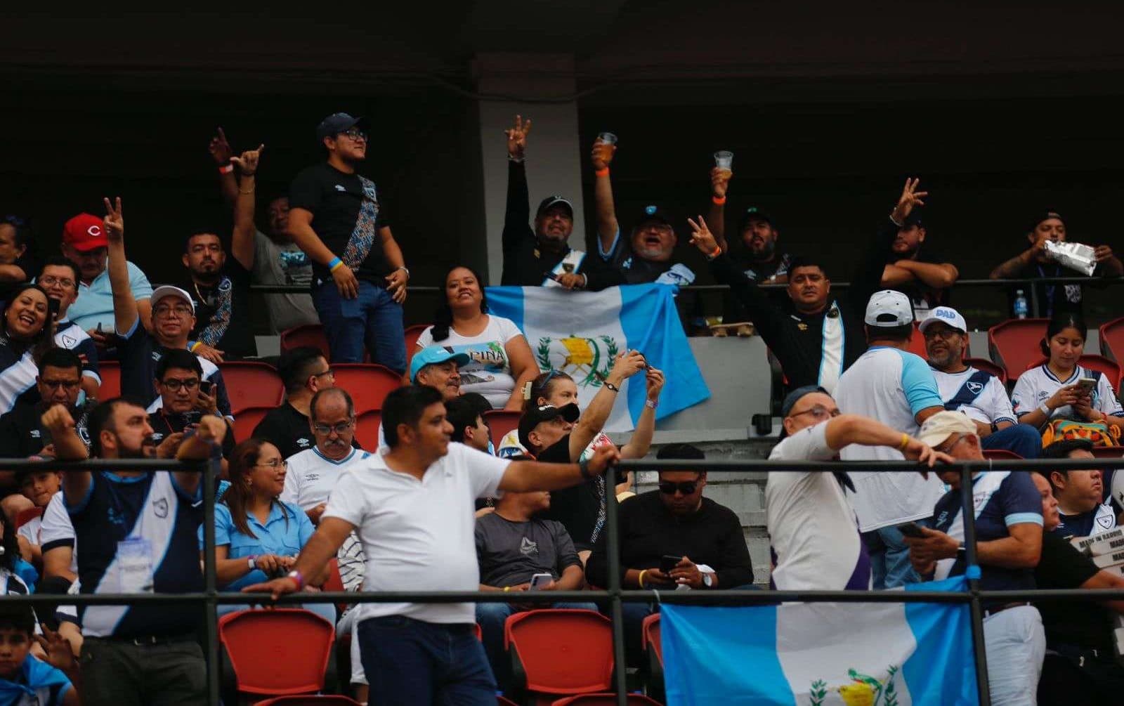 EN IMÁGENES | Afición chapina vive una fiesta azul y blanco en el Rommel Fernández