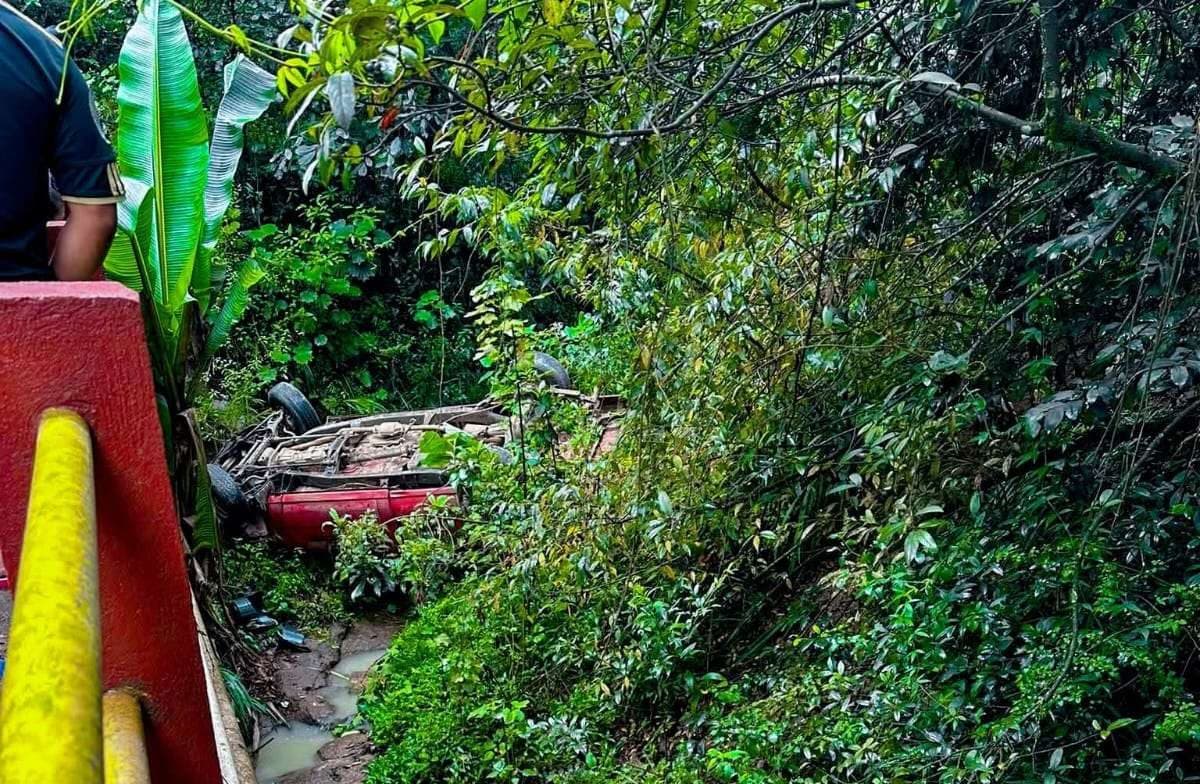¡Se quedó sin frenos! Picop con niños rumbo a recoger antorcha se accidenta en Momostenango