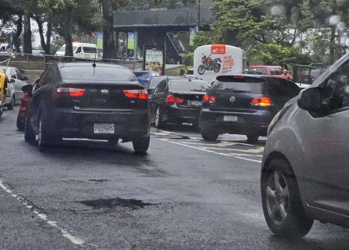 Tránsito complicado | Oyentes reportan baches peligrosos en puntos clave de la ciudad