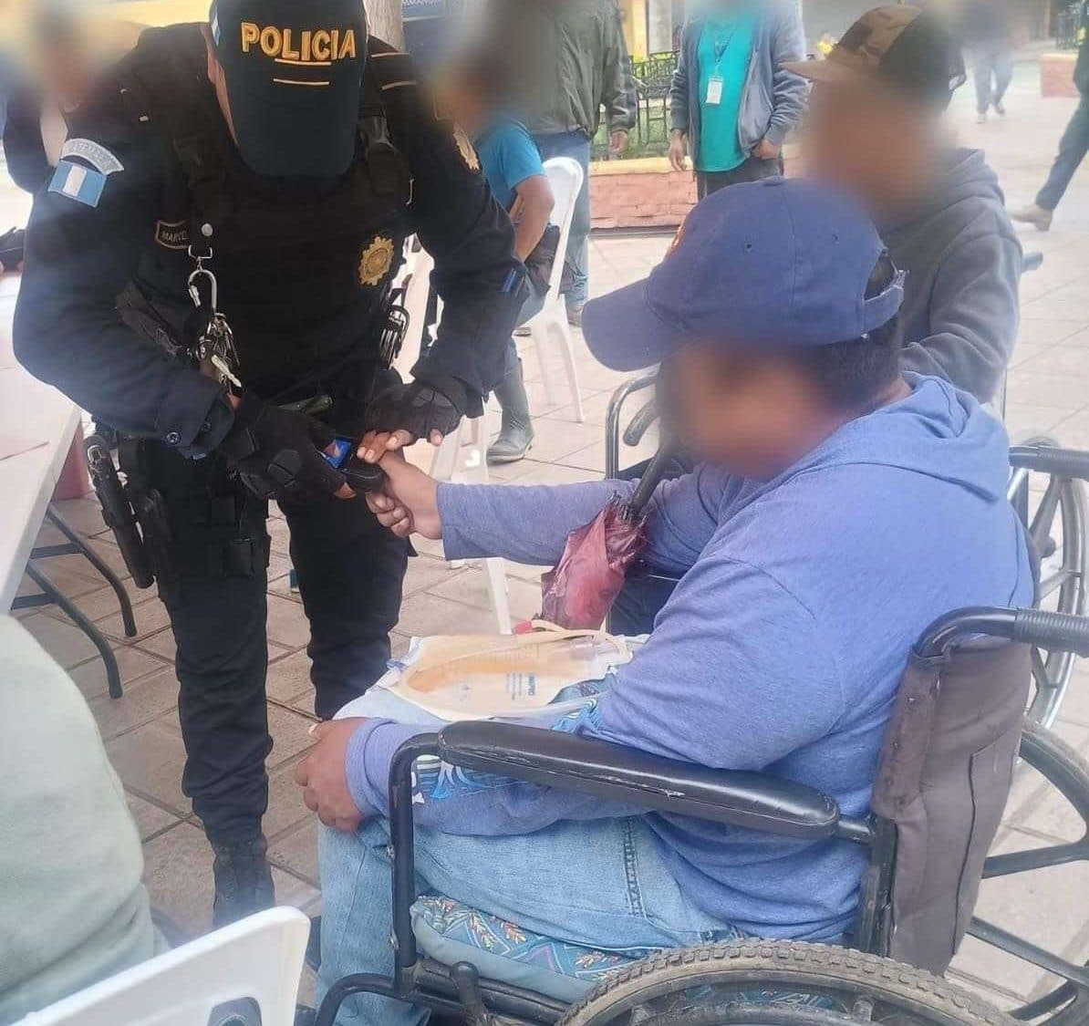 ¡Fingían discapacidad para recibir dinero! Capturan a hombres que estafaban en mercado municipal