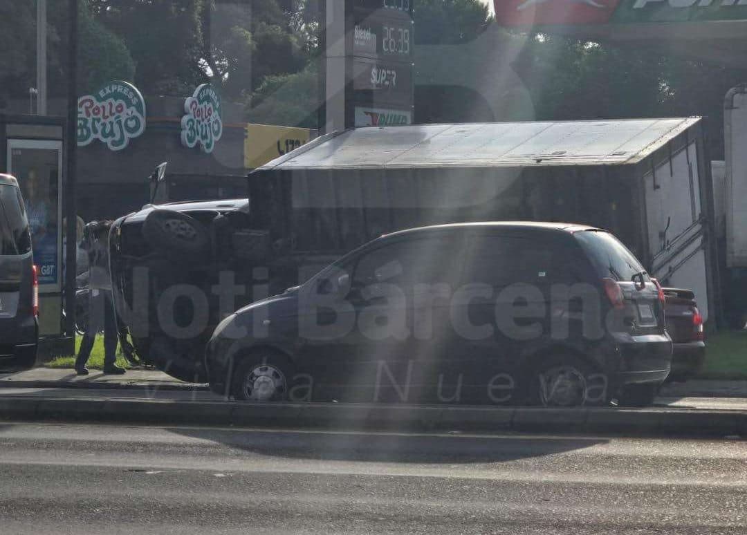 Camión volcado no bloquea carriles… pero genera caos vehicular en Ruta al Pacífico