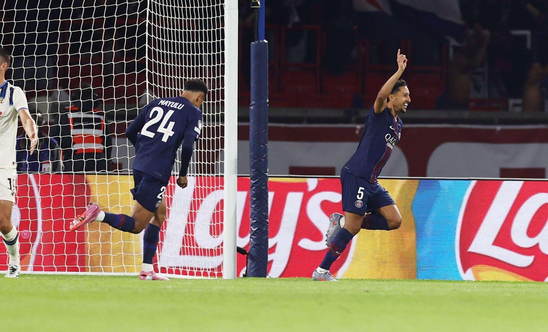 Marquinhos (d) celebra un gol durante el partido de la fase de liga de la UEFA Champions League league que han jugado Paris Saint-Germain y Atalanta BC en París, Francia. EFE/EPA/TERESA SUAREZ