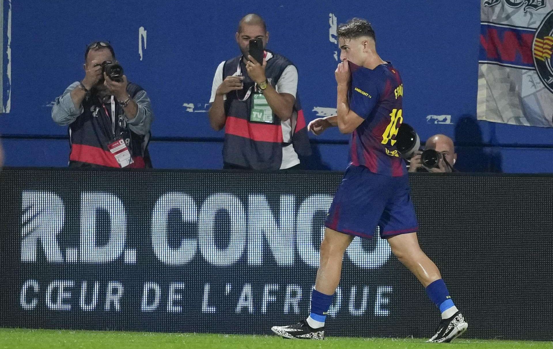 El centrocampista del Barcelona Fermín López celebra su gol contra el Valencia, durante el partido de la jornada 4 de LaLiga EA Sports, que disputan Barcelona y Valencia en el estadi Johan Cruyff en Barcelona.-EFE/ Alejandro García
