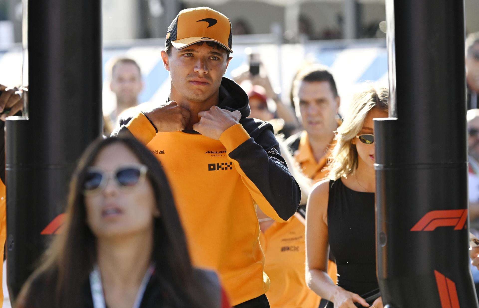 El piloto de McLaren Lando Norris de Gran Bretaña a su llegada antes de la tercera sesión de prácticas para el Gran Premio de Fórmula Uno de Italia en Monza, Italia. EFE/EPA/DANIEL DAL ZENNARO