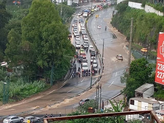Calles bajo agua: cómo la lluvia transforma la capital en un caos vial